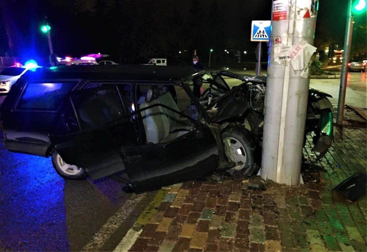 Son dakika haberi | Kazada savrulup direğe çarpan otomobil hurdaya döndü: 5 yaralı