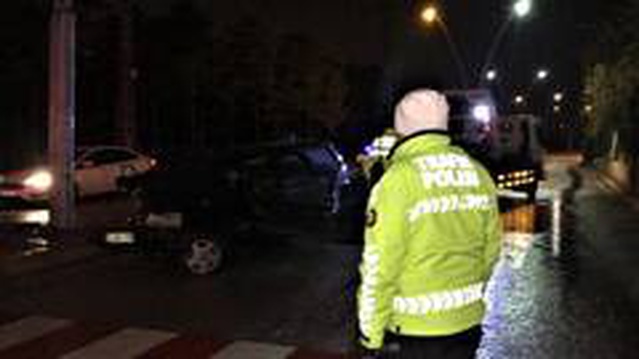 Son dakika haberi | Kazada savrulup direğe çarpan otomobil hurdaya döndü: 5 yaralı