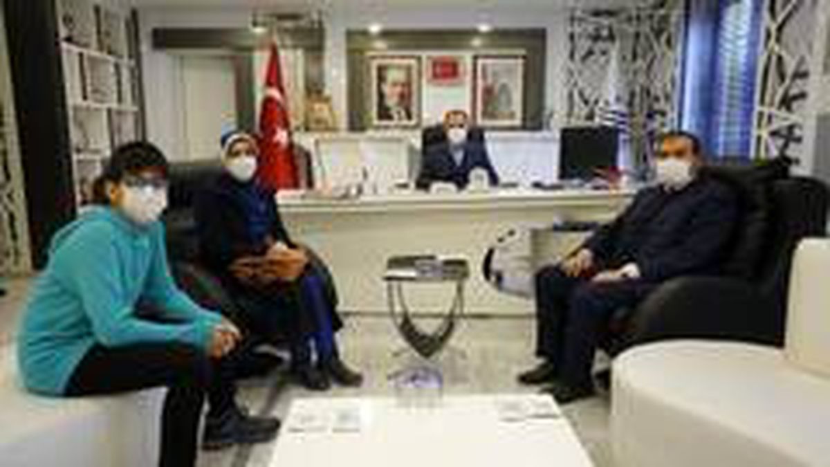 Kılınç\'tan başarılı öğrenciye ödül