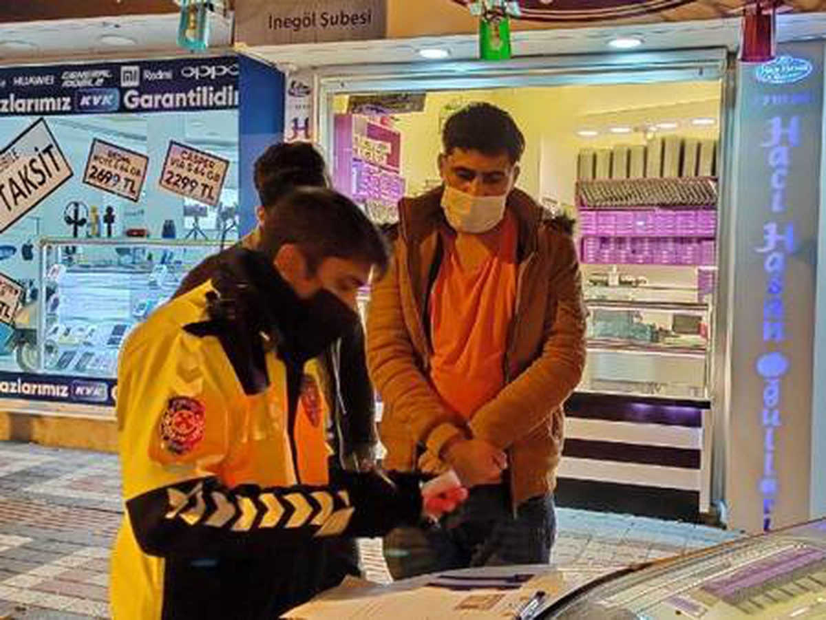 Kısıtlamaya uymayan gençler, ?Elektrikli bisikletimizin şarjı bittiği için geç kaldık? dedi