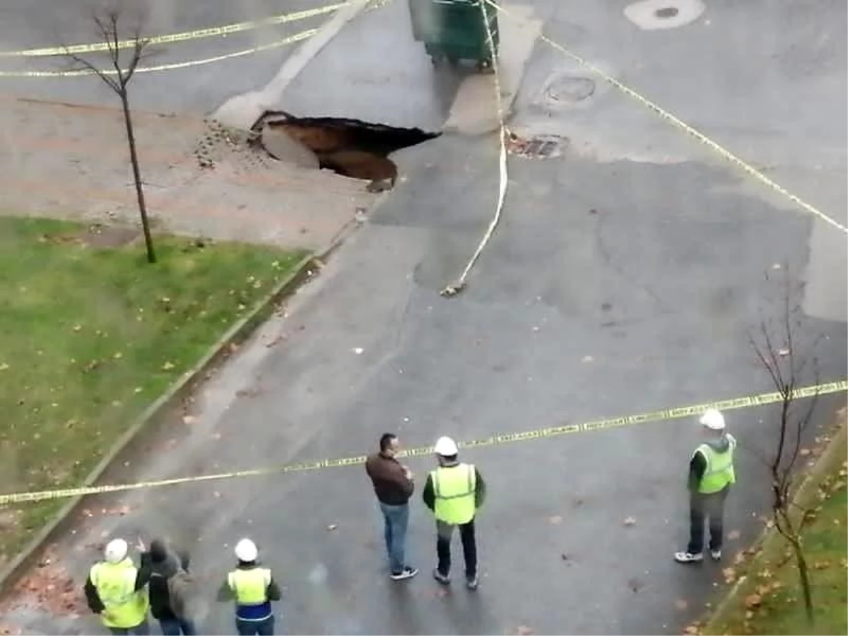 Kocaeli\'de göçük oluşan cadde trafiğe kapatıldı