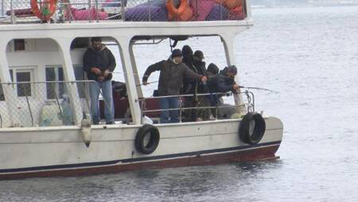 Olta balıkçılarına 3 metre şartı... Arnavutköy sahilde uyuldu, teknede bozuldu