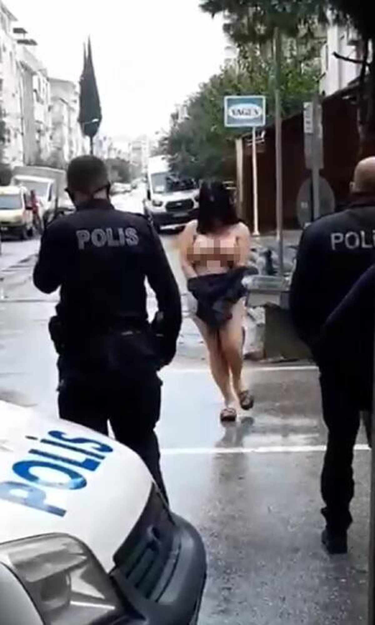 Otomobil camlarını kırdı, sokak ortasında yarı çıplak oturdu