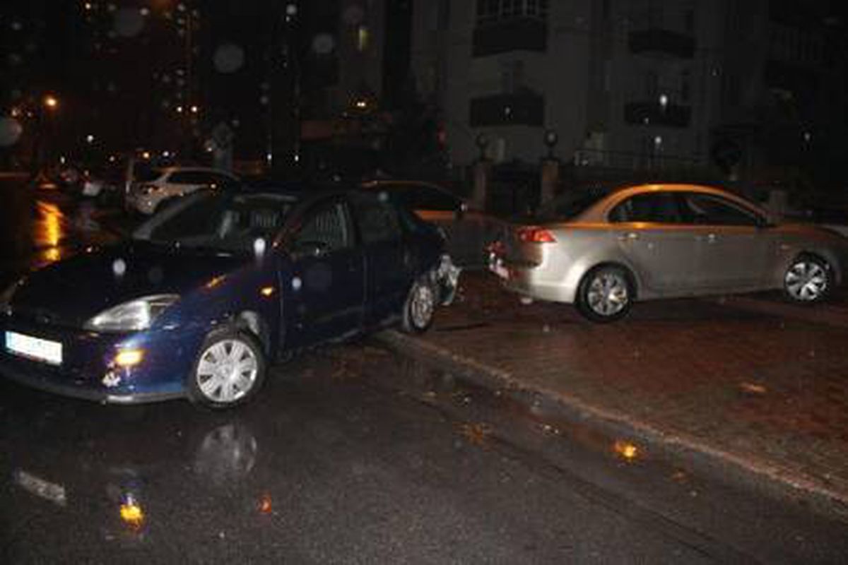 Otomobil park halindeki 2 araca çarptı: 1 yaralı
