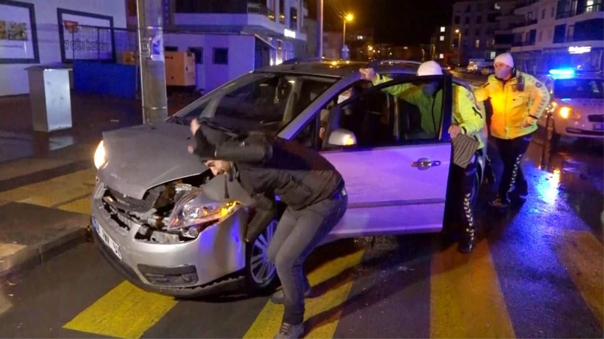 Polis otomobili itti, çekici görevlisi el salladı