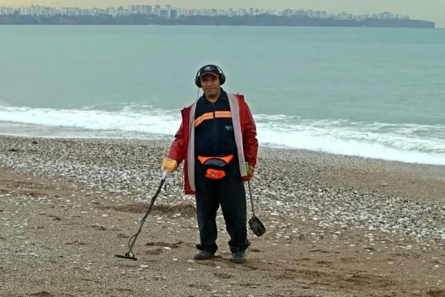 Sağanak sonrası dünyaca ünlü sahil define avcılarıyla doldu