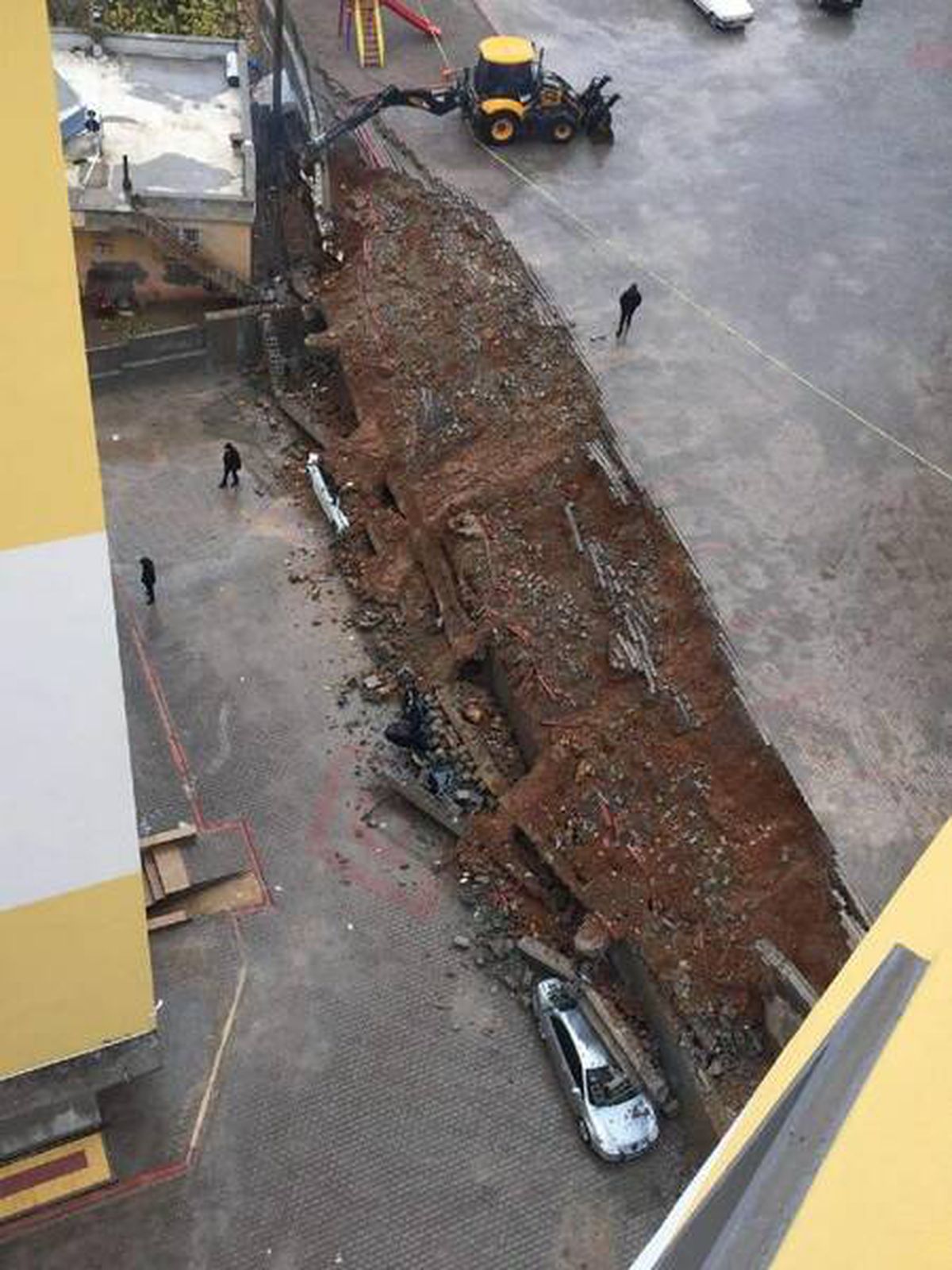 Sağanakta sitenin istinat duvarı çöktü; 3 araç hurda oldu
