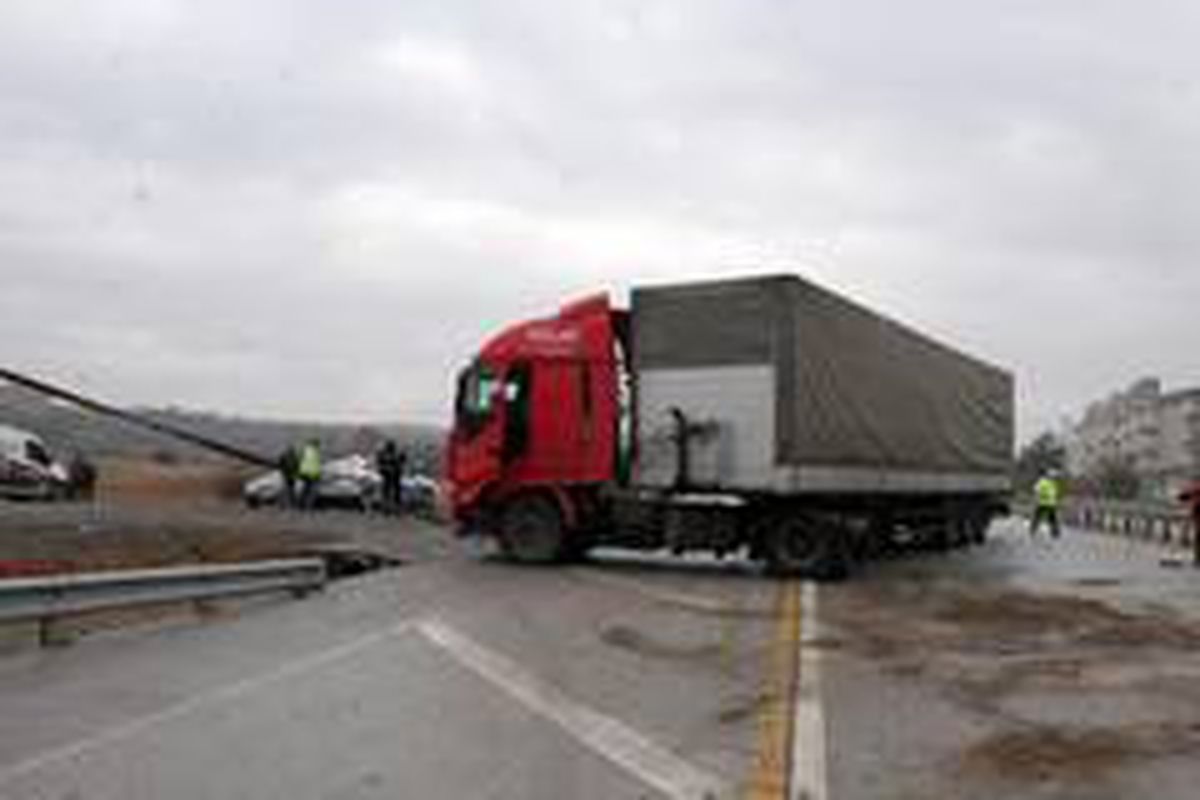 Tosya D-100\'de kontrolden çıkan tır trafiği kilitledi