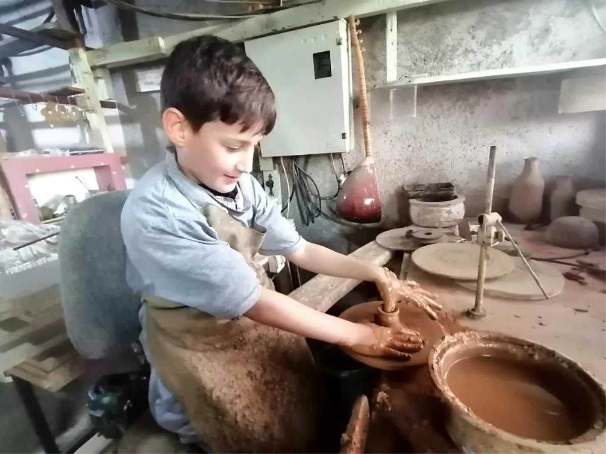 Uzak eğitimden boş kalan zamanlarında çömlek yapıyor