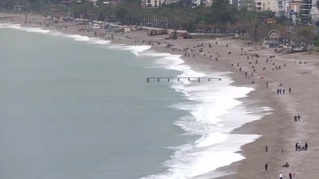 Yağışların hafiflemesiyle vatandaşlar sahile akın etti