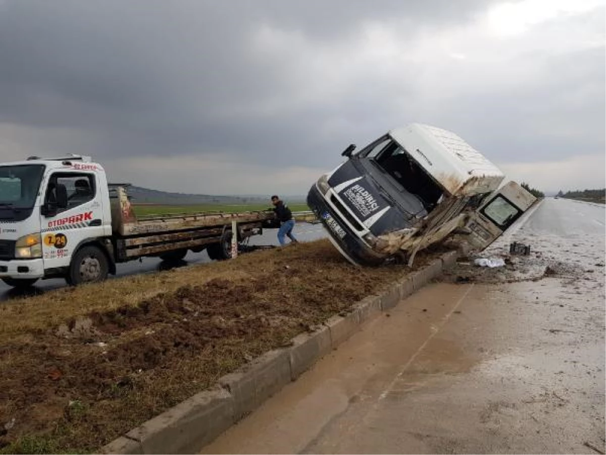 Yağmurla kayganlaşan yolda minibüs devrildi: 6 yaralı