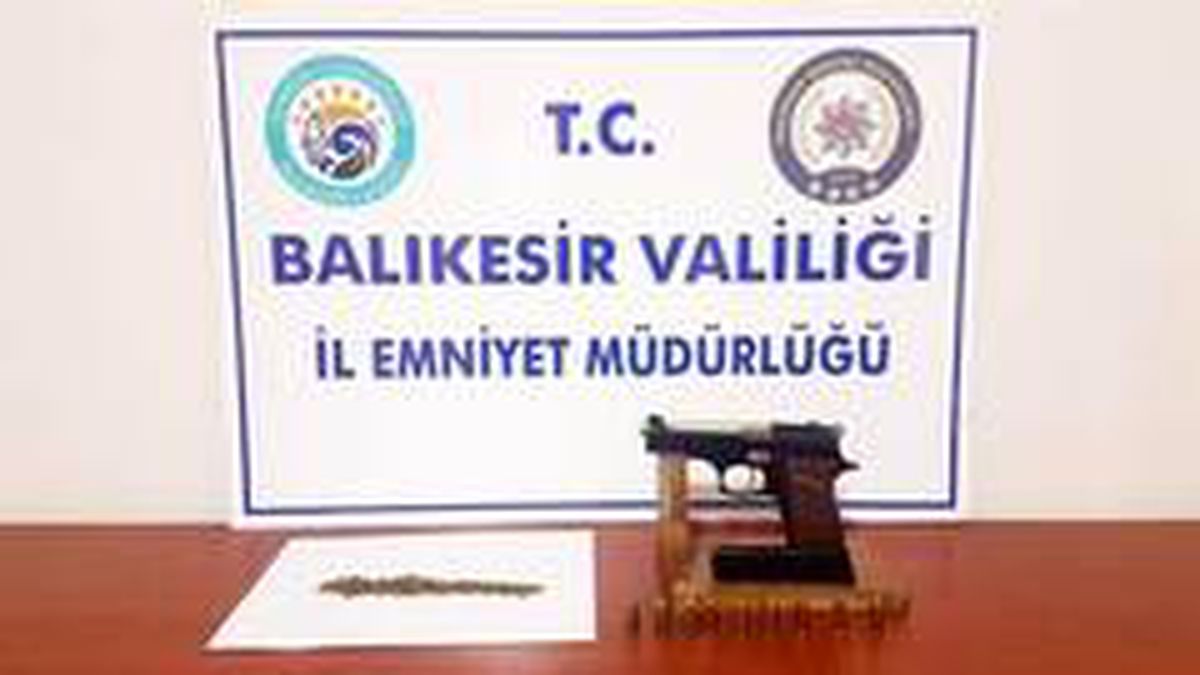 Balıkesir\'de polis 18 aranan şahsı yakalarken, 4 silah ele geçirdi