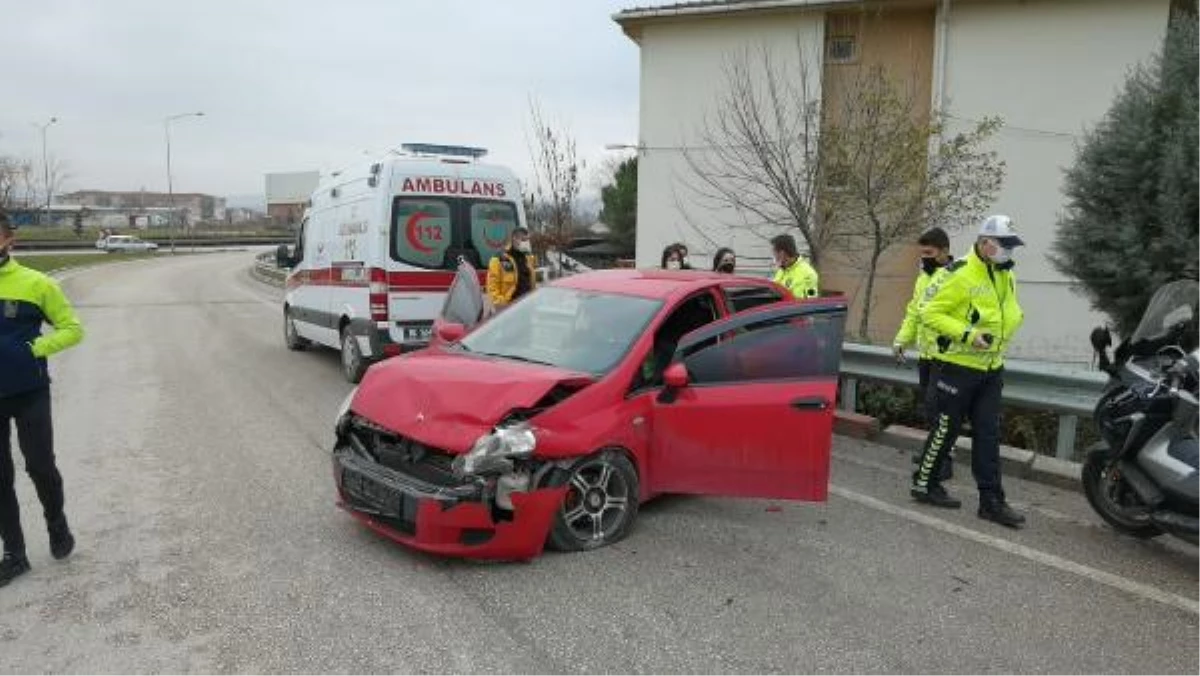 Bariyerlere çarpan otomobildeki 3 kadını, ekipler sakinleştirdi