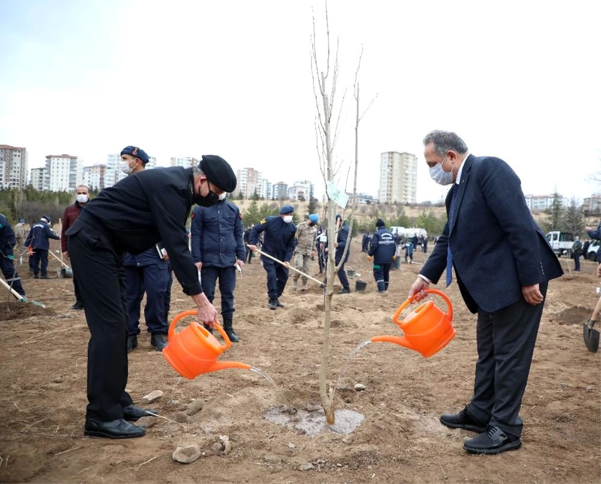 Başkan Yalçın\'dan jandarma fidanlığına ağaç