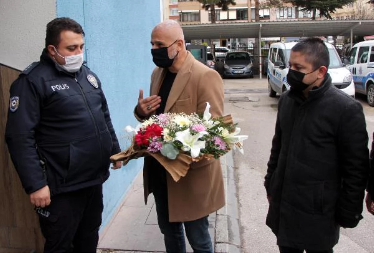 Son dakika... Bolu\'da vatandaşlardan polise çiçek