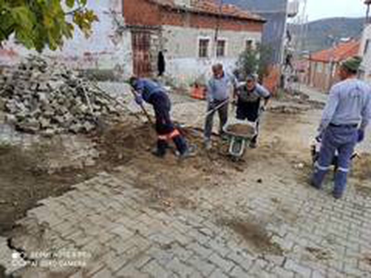 Burhaniye\'de kırsal mahallede sokaklar yenileniyor