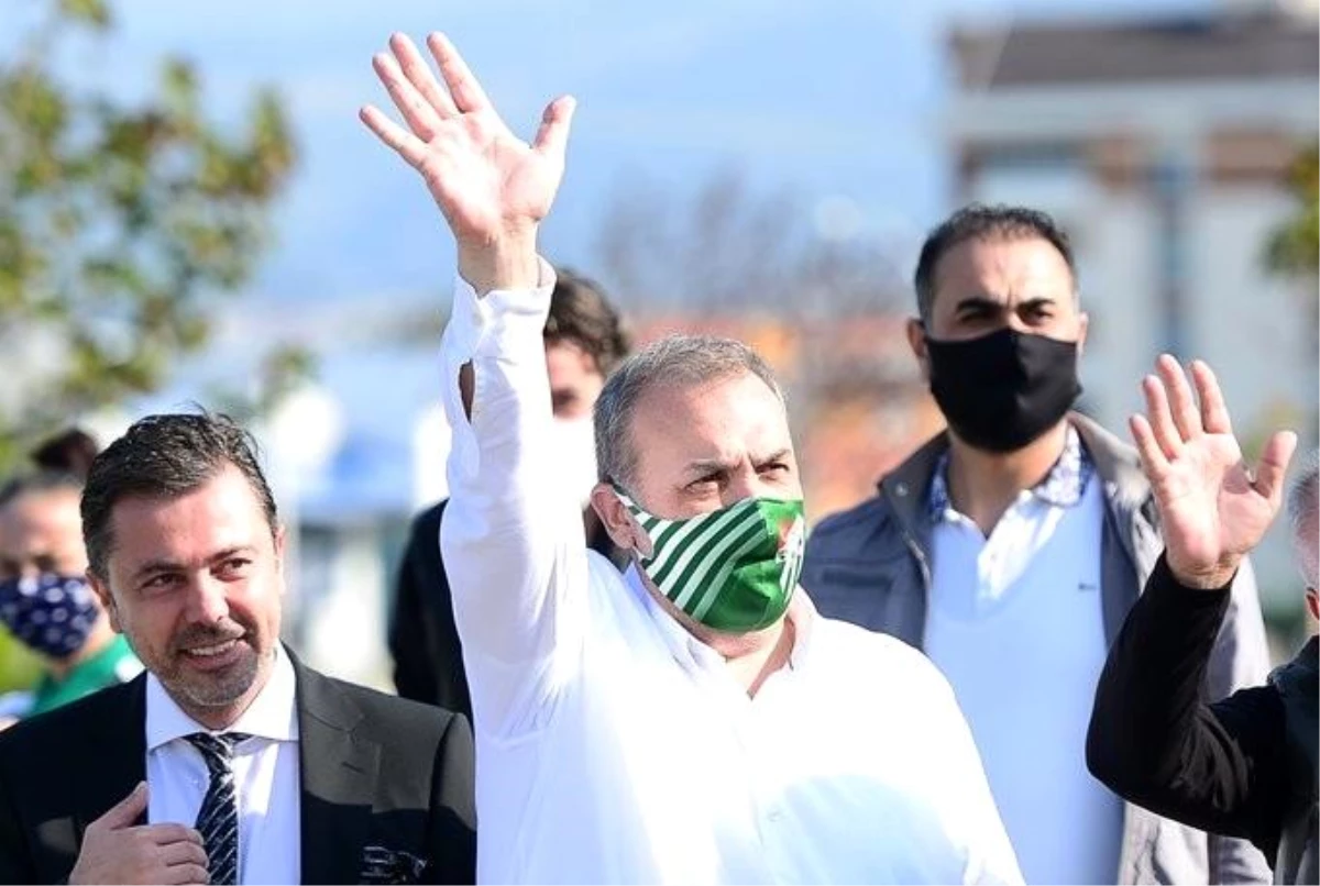 Bursaspor Başkanı Erkan Kamat, müjdeyi otobüste verdi