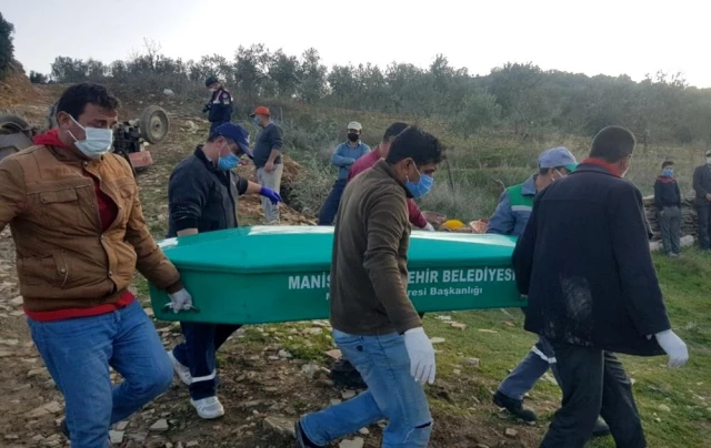 Koronavirüsü atlatan yaşlı adam, devrilen traktörün altında kalarak can verdi