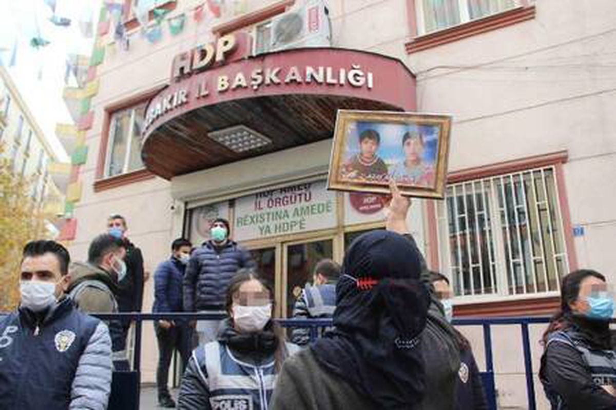 Son dakika haberi... Diyarbakır\'da HDP il binası önünde gerginlik