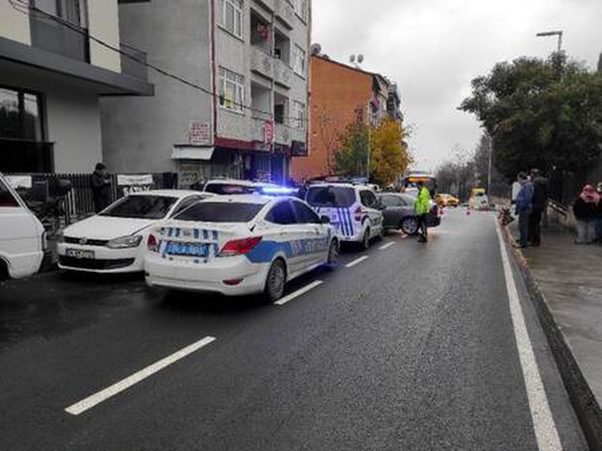 Epilepsi nöbeti geçiren sürücü 4 otomobile çarptı