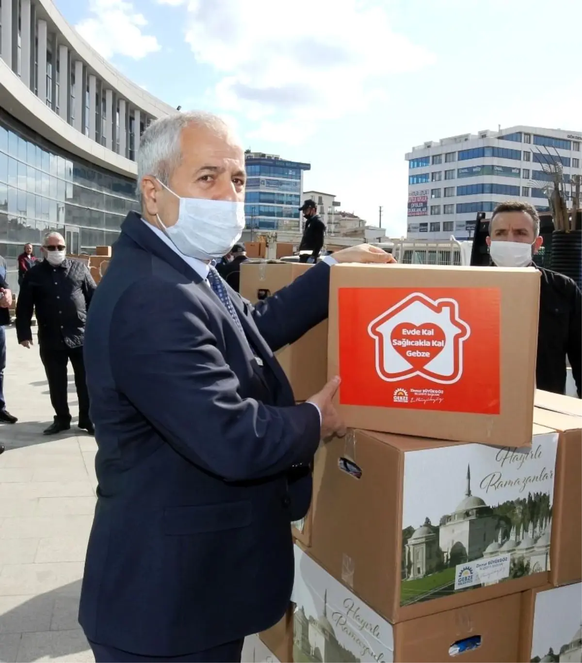 Gebze Belediyesi ihtiyaç sahibinin yanında