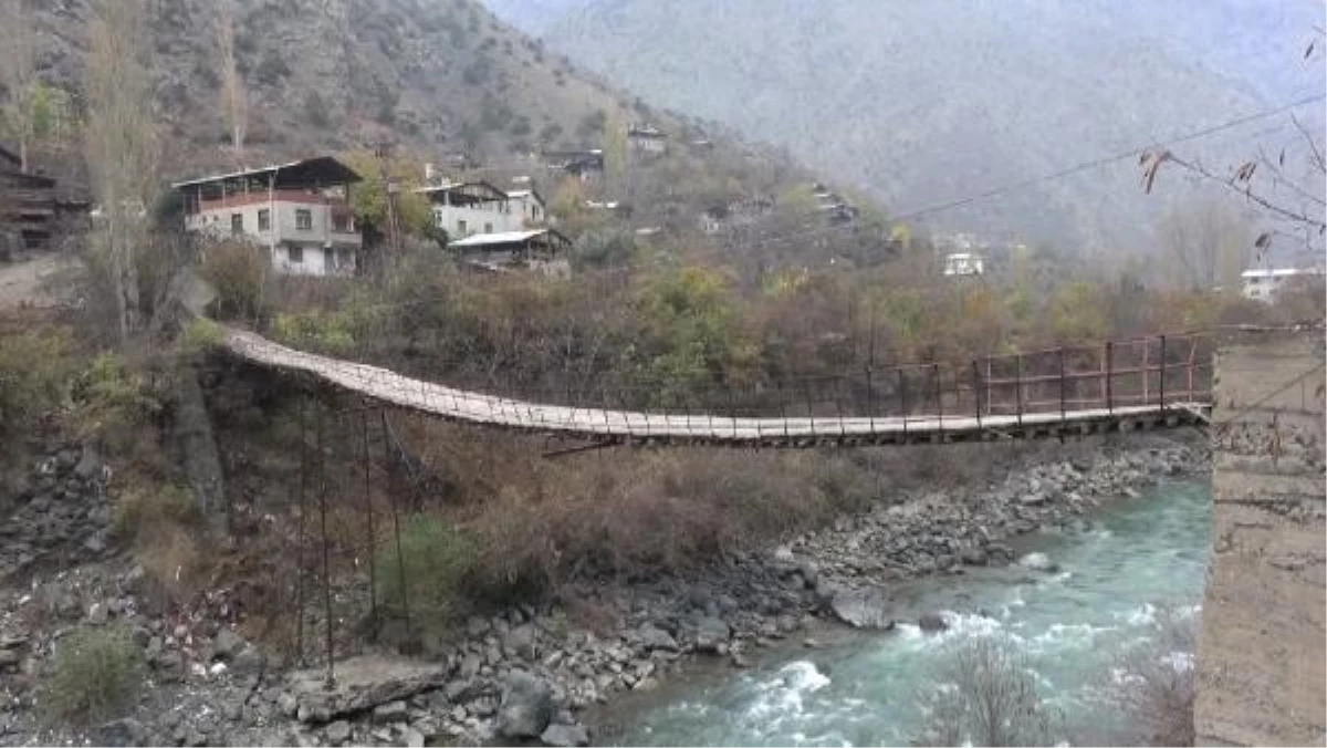 Halatları kopan ahşap köprüden tehlikeli geçiş