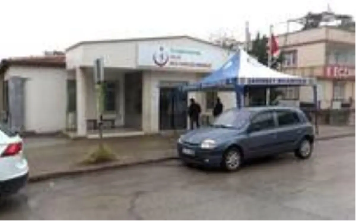 İçine tükürdüğü suyu doktorun üzerine atan Covid-19 şüphelisi serbest bırakıldı