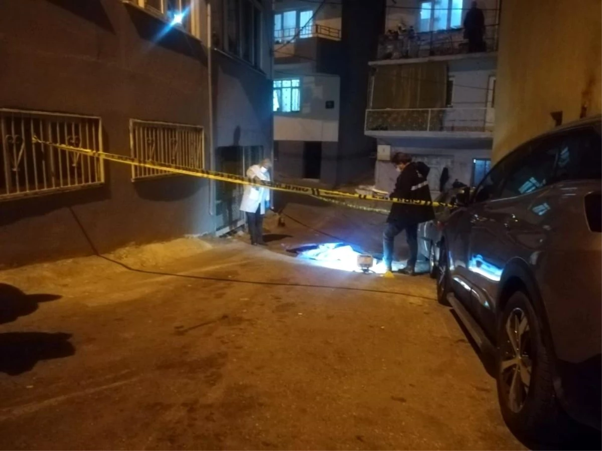 İzmir\'de balkondan atladığı ileri sürülen kişi yaşamını yitirdi