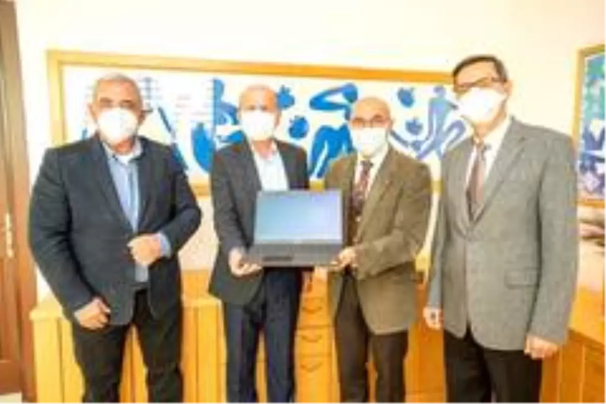 İzmir\'deki depremzede öğrencilere bilgisayar bağışı