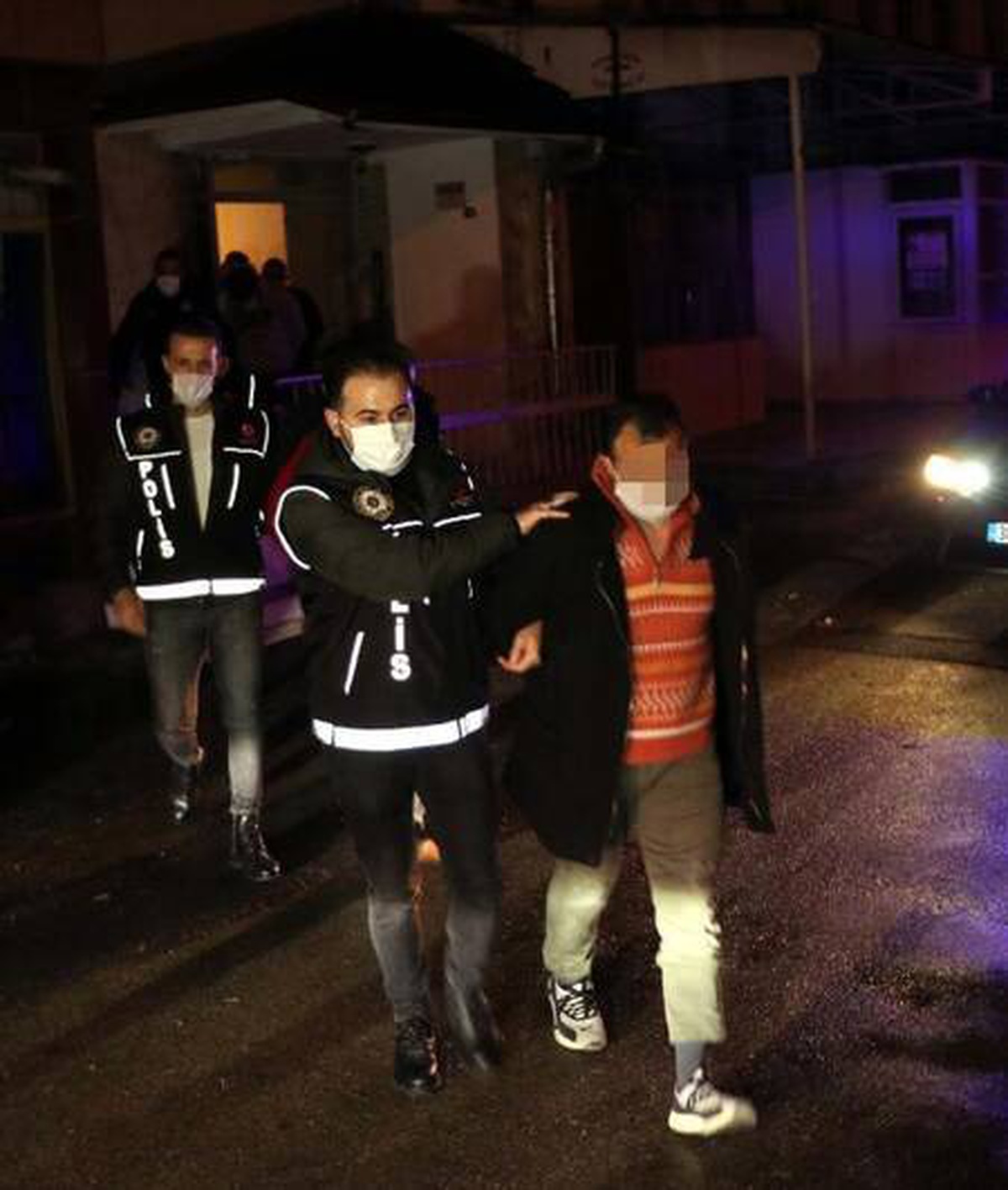 Kayseri\'de uyuşturucu partisi düzenlenen eve polis baskını: 8 gözaltı