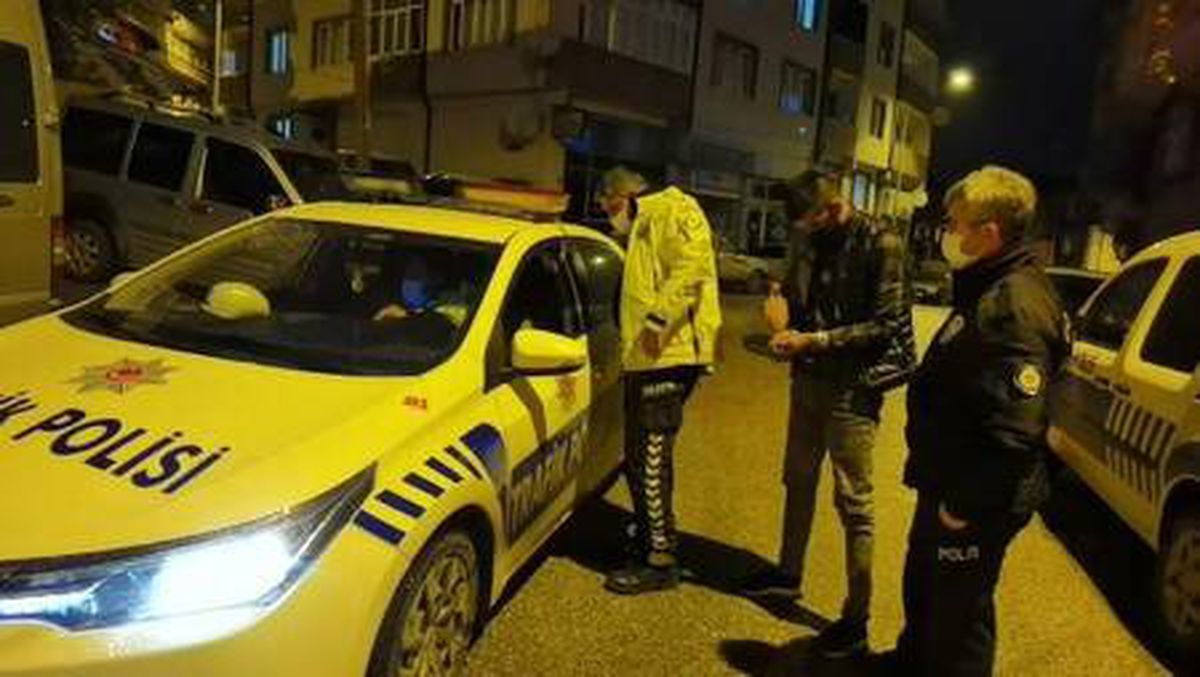 Kısıtlamada otomobille gezen ehliyetsiz sürücü ve 2 arkadaşına 11 bin 923 lira ceza kesildi
