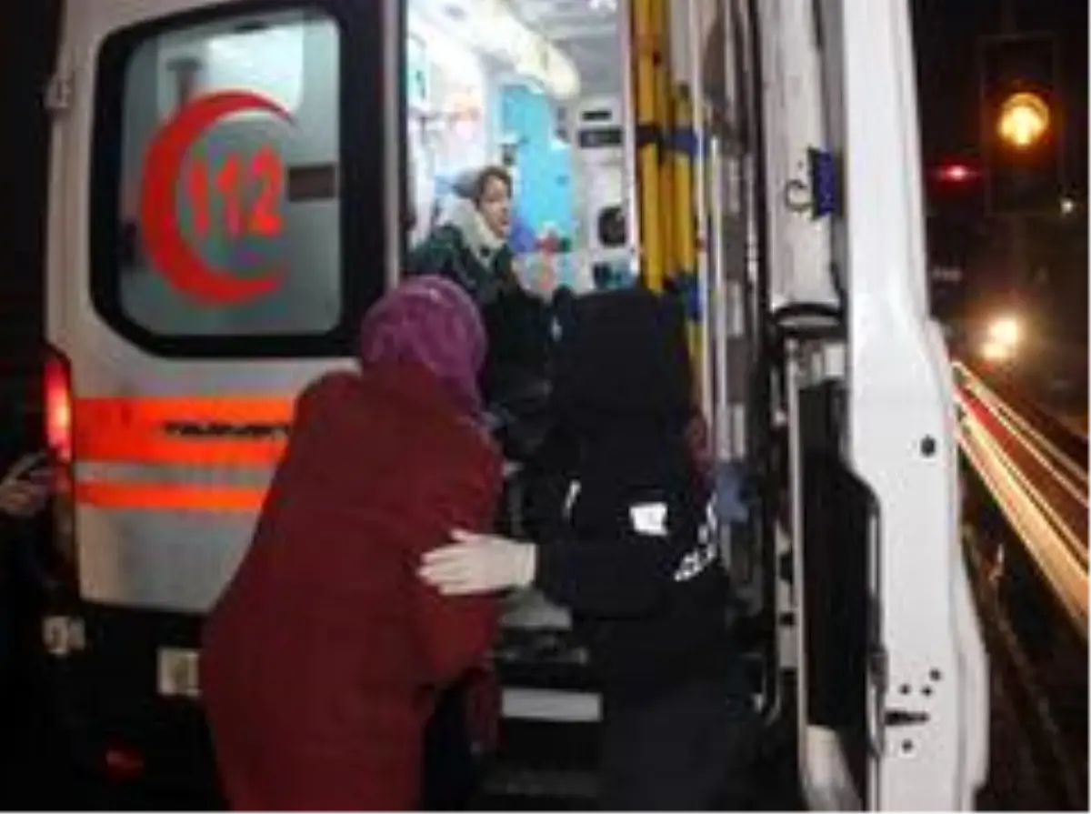 Kocaeli\'de iki otomobil çarpıştı: 1\'i ağır 3 yaralı