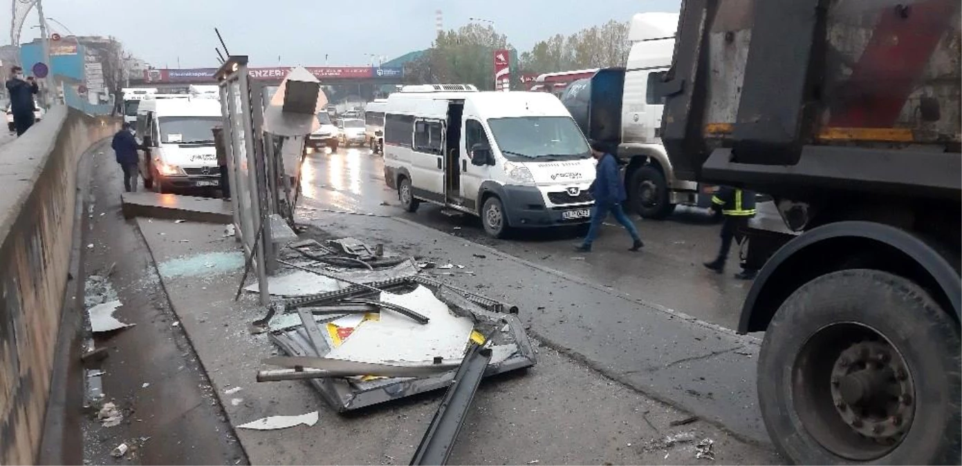 Kocaeli\'de kontrolden çıkan tır, durağı parçalayarak servis minibüsüne çarptı: 1 yaralı