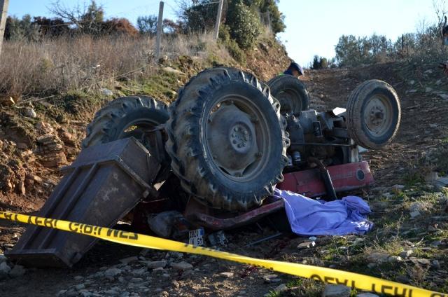 Koronavirüsü atlatan yaşlı adam, devrilen traktörün altında kalarak can verdi