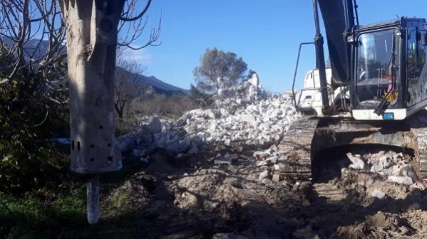 Marmaris'te kaçak yapıların yıkımına devam ediliyor