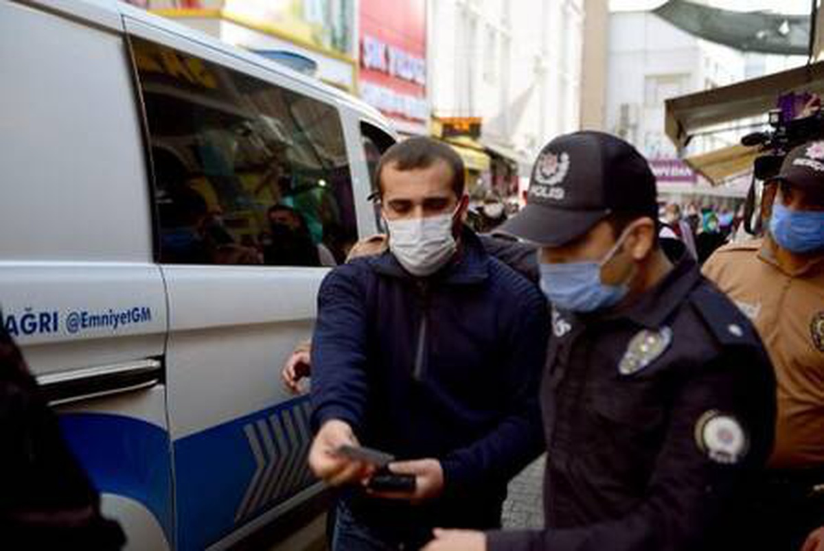Maskesiz yakalanınca \'yok\' dediği kimliğini polis merkezine giderken gösterdi