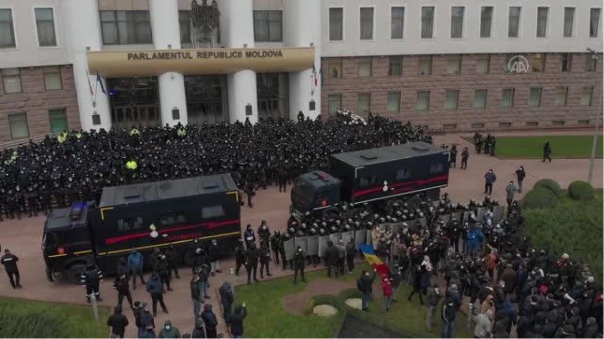 Son dakika haberleri: Moldova\'da hükümetin istifasını isteyen çiftçiler traktörleriyle meclis önünde eylem yaptı