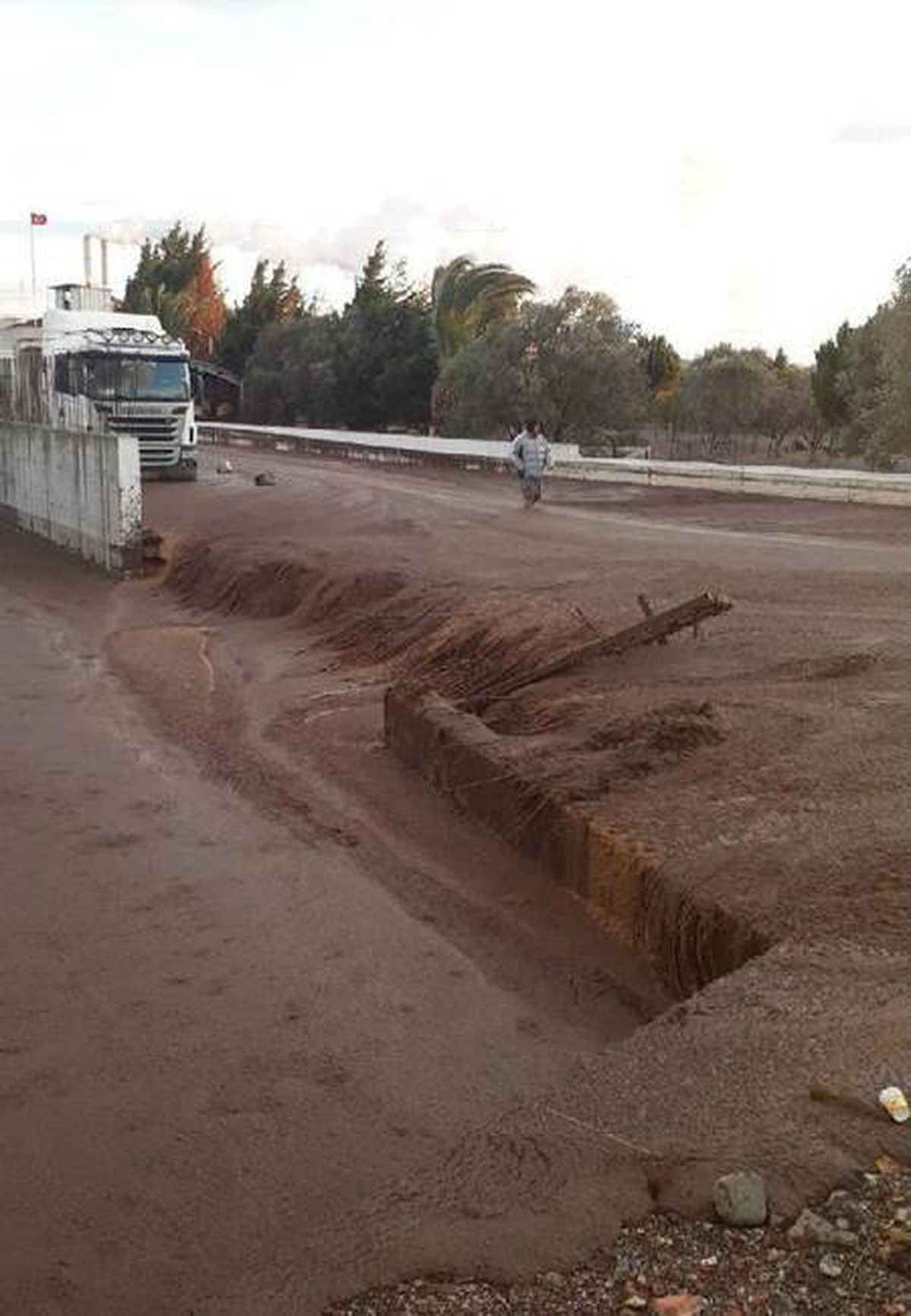Pirina fabrikası depolama havuzunun duvarı yıkıldı, tonlarca atık çevreye yayıldı