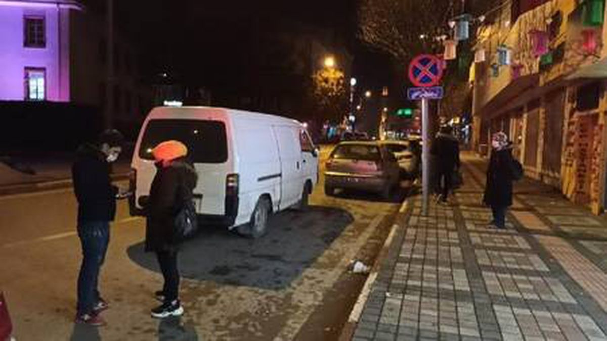 Polisin durdurduğu panelvan minibüs trafikten men edildi, içindekiler evlerine yürüyerek gitti
