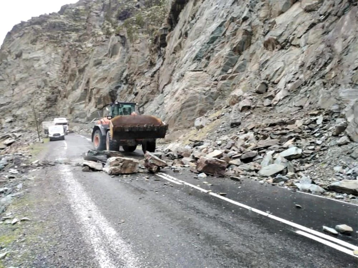 Şırnak\'ta heyelan: Kaya parçalarının düştüğü yol trafiğe kapandı