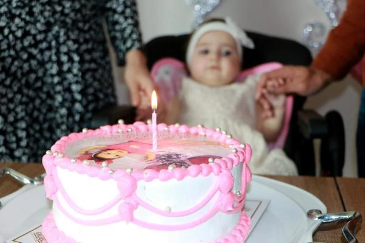 SMA hastası Sofia, pastasındaki tek mumu üfleyemeden 1 yaşına girdi
