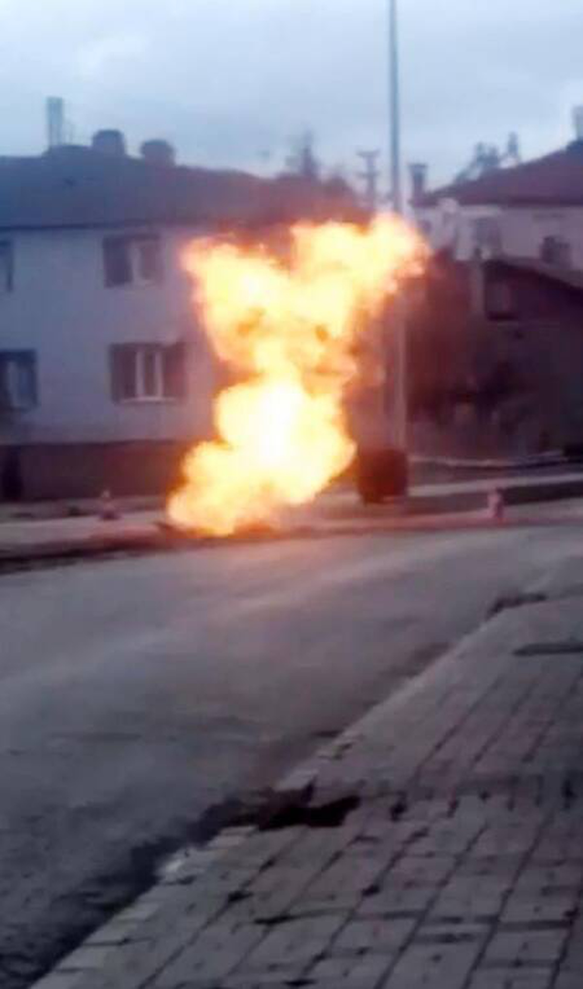 Şuhut\'ta delinen borudan sızan doğal gaz alev aldı