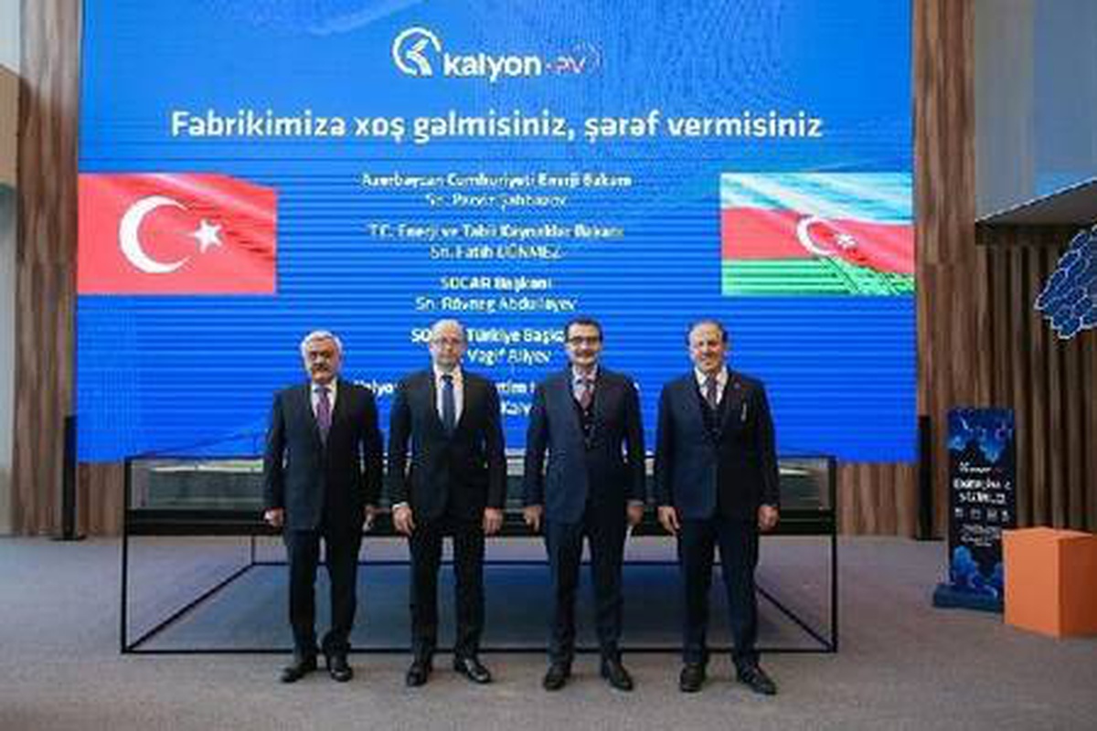 Türkiye ve Azerbaycan Enerji Bakanlarından güneş teknolojileri fabrikasına ziyaret