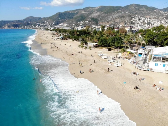 Güneşli havayı fırsat bilen turistler Alanya'da denize girdi