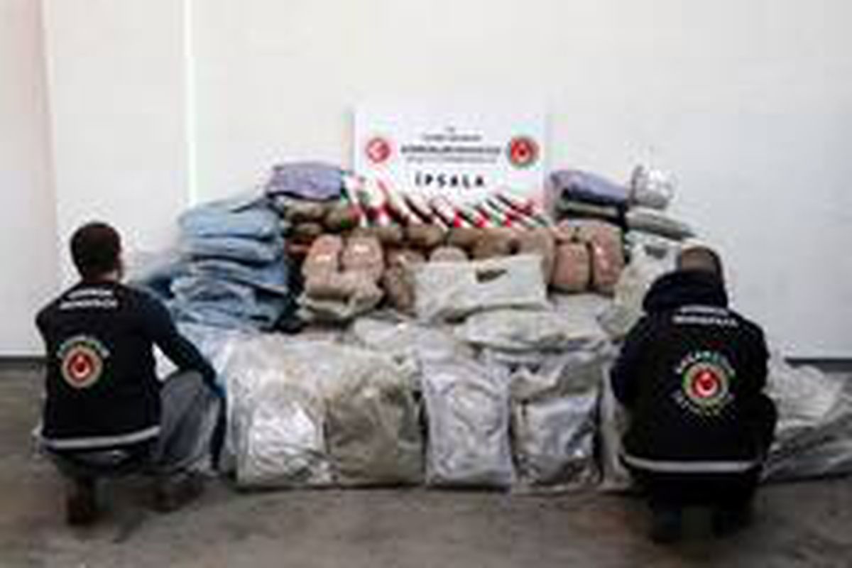 İpsala\'da, TIR dorsesinin tabanına gizlenen 257 kilo esrar bulundu