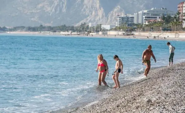 Antalya'da aralık ayının ortasında deniz keyfi