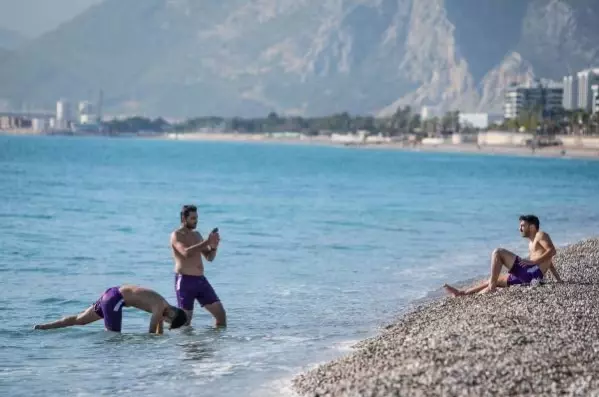 Antalya'da aralık ayının ortasında deniz keyfi