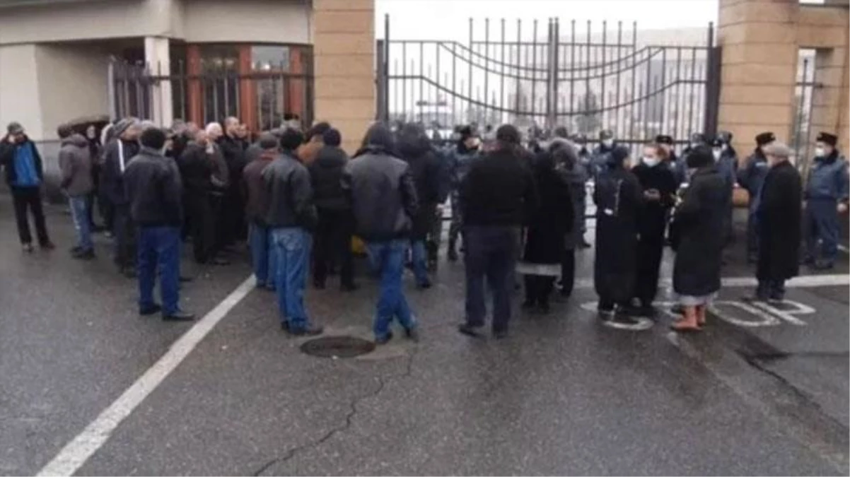 Azerbaycan tarafından esir alınan askerlerin yakınları Ermenistan Savunma Bakanlığı\'nın kapısını kırıp binaya girdi