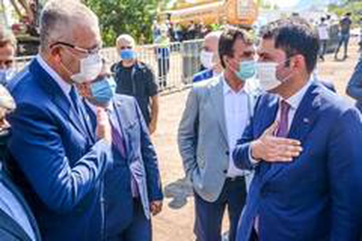 Son dakika haberleri... Bakanlıktan Karacabey Belediyesi\'ne çöp kamyonu ve konteynır desteği