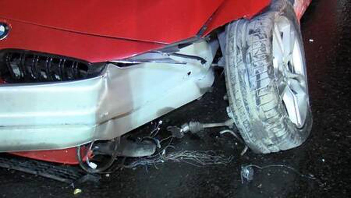 Bayrampaşa\'da bariyer lüks otomobile ok gibi saplandı